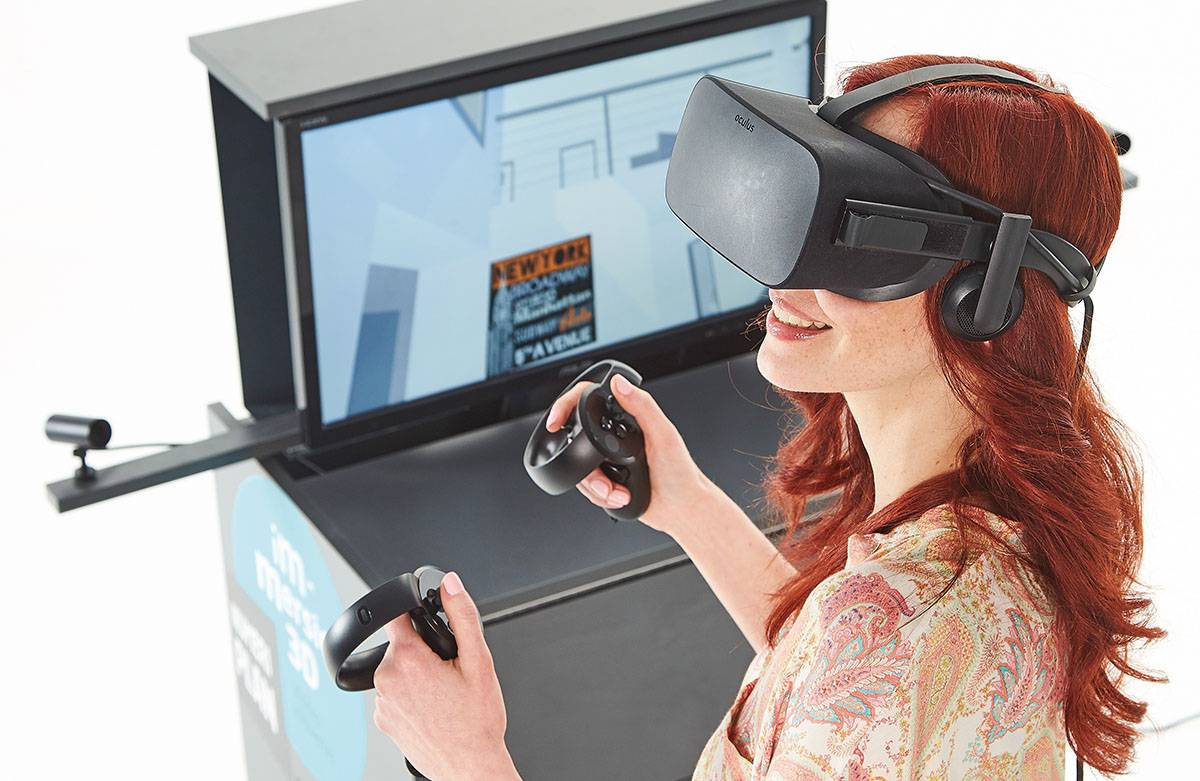 Femme entrain de visualiser en réalité virtuelle une maison avec un casque Oculus Rift